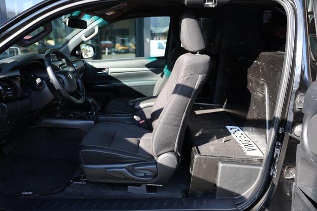 Toyota HI-LUX 2.8 D-4D X-TRA CAB INVINCIBLE A/T 4WD VAN