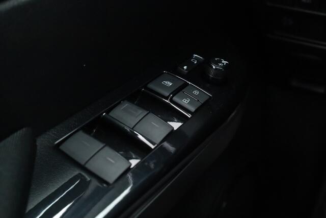 Toyota HI-LUX HiLux 2.4 D-4D Double Cab Challenger | "VAN" | Automaat | Grijs kent. | Trekhaak | Camera | Adapt. Cruise | Apple CarPlay