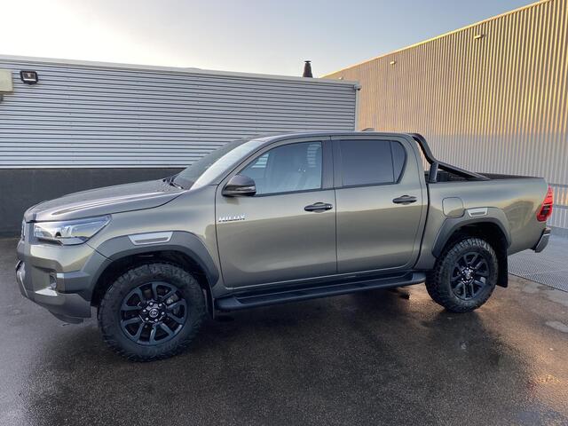 Toyota HI-LUX HiLux 2.8 D-4D Double Cab Invincible Automaat Nieuw geleverd, incl. o.a.: Gecoatte laadbak, trekhaak 13plg, stoelverwarming, achteruitrij camera, keyless, navigatie, Apple CarPlay/Android Auto, JBL Audio, NL-auto, boekjes compleet, 265/65R18 banden CST AT