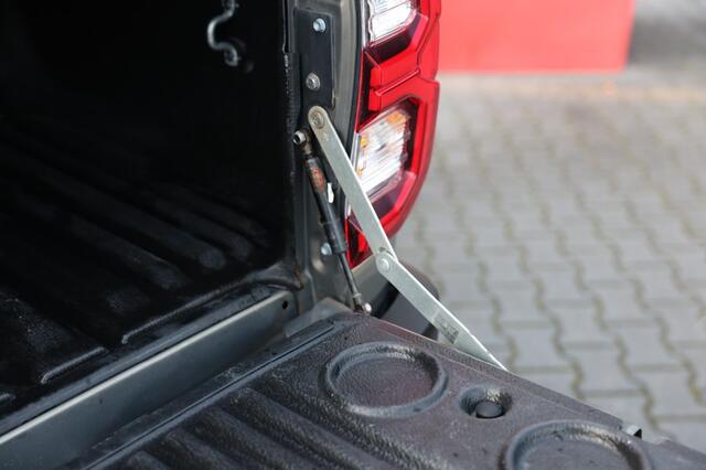 Toyota HI-LUX 2.4 D-4D X-TRA CAB INVINCIBLE A/T 4WD VAN MARGE ( BTW +BPM IS BETAALD )