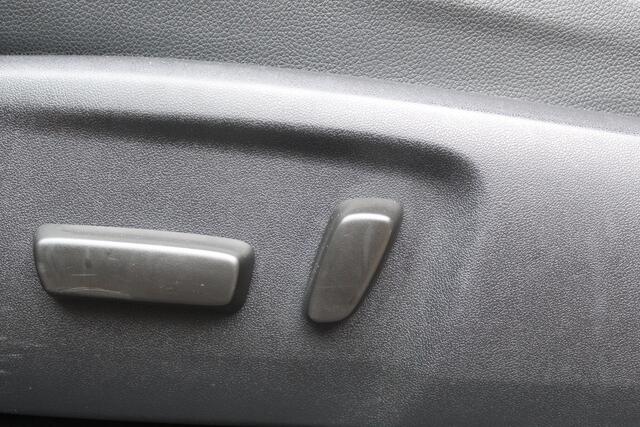 Toyota HI-LUX HiLux 2.8 D-4D Xtra Cab Invincible 4WD Automaat | Rijklaar | Trekhaak | Leder | Stoelverw. | LED | Apple/Android | Keyless | Parkeersens. v+a