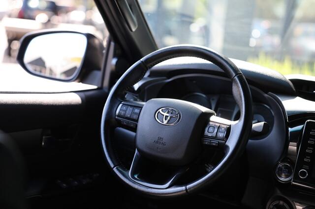 Toyota HI-LUX 2.8 D-4D DUBBEL CABINE INVINCIBLE A/T 4WD 2 ZITS VAN