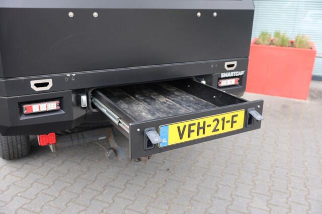 Toyota HI-LUX 2.4 D-4D DUBBEL CABINE BE TREKKER LIMITED A/T VAN 5 ZITS VAN