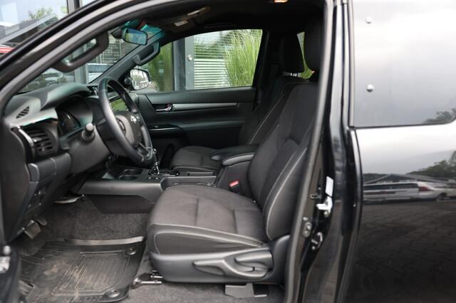 Toyota HI-LUX 2.8 D-4D X-TRA CAB INVINCIBLE A/T 4WD VAN