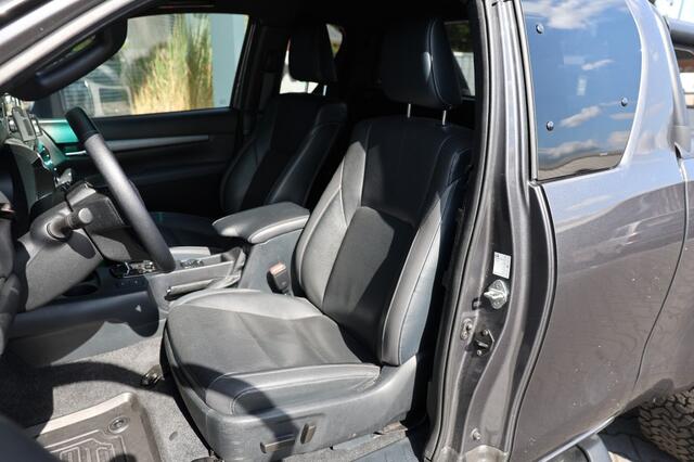 Toyota HI-LUX 2.8 D-4D X-TRA CAB INVINCIBLE A/T 4WD VAN