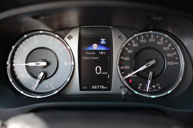 Toyota HI-LUX 2.8 D-4D DUBBEL CABIN EXECUTIVE A/T 2 ZITS 4WD VAN