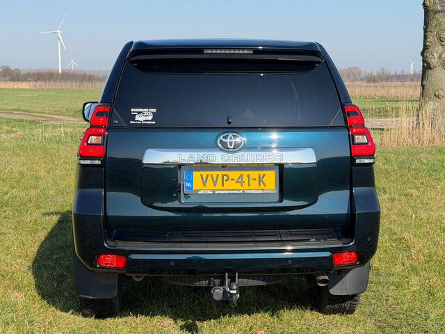 Toyota LAND CRUISER 150 2.8 D-4D-F Professional Window Van