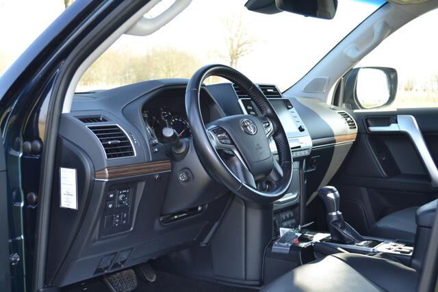 Toyota LAND CRUISER 150 2.8 D-4D-F Professional Window Van