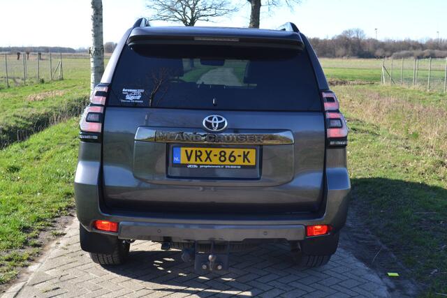 Toyota LAND CRUISER 150 2.8 D-4D-F Executive Window Van