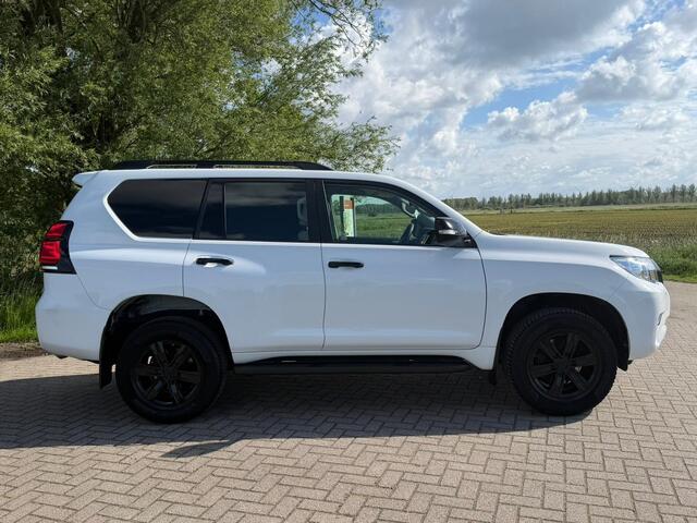Toyota LAND CRUISER 150 2.8 D-4D-F Comfort Window Van