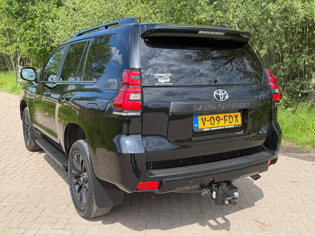 Toyota LAND CRUISER 150 2.8 D-4D-F Professional Black line Window Van