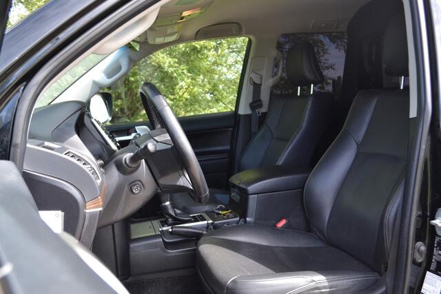 Toyota LAND CRUISER 150 2.8 D-4D-F Professional Black line Window Van