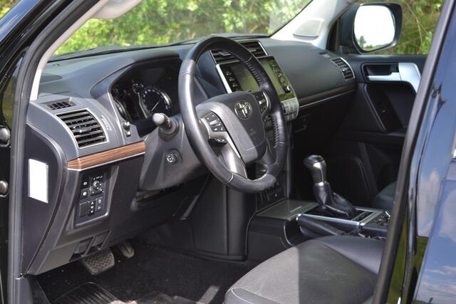 Toyota LAND CRUISER 150 2.8 D-4D-F Professional Black line Window Van