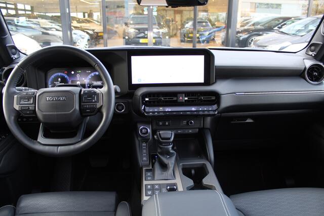Toyota LAND CRUISER 2.8 D-4D First Edition 5p | Rijklaar | Pano | Trekhaak | BF Goodrich | Navi | Camera's | Leder | Memory | JBL | HUD | Stoelverwarming/koeling