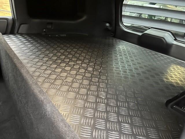 Toyota LAND CRUISER 2.8 D-4D AUT VAN EXEC / PROF LEDER NAVI CLIMA CRAWL GEEN BPM ! FABR GARANTIE ¤ 76900 EXCL FISCAAL VOORDELIGE zeer luxe uitvoering , is voor ondernemers vrijgesteld van BPM in nieuwstaat dealer onderhouden en zeer mooie bedrijf inrichting in de laadruimte