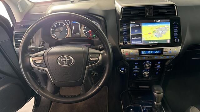 Toyota LAND CRUISER 2.8 D-4D-F Executive Window Van Black-Line