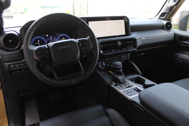 Toyota LAND CRUISER 2.8 D-4D Window Van First Edition | Rijklaar | Trekhaak | Memory | Leder | Stoelkoeling + verw. | Blind Spot | JBL | 360 Camera | HUD