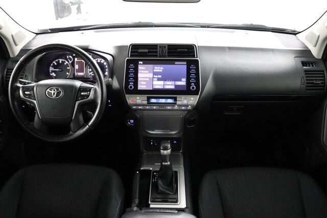 Toyota LAND CRUISER 2.8 D-4D-F Comfort Window Van | Trekhaak | Parkeer sensoren | Parkeer camera |