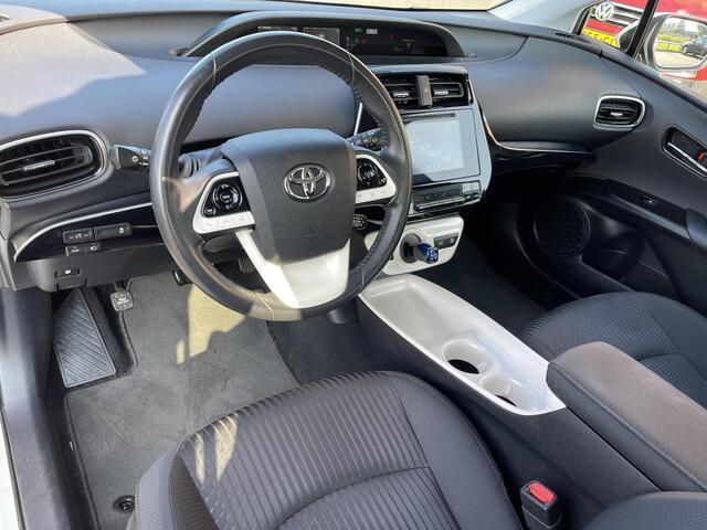 Toyota PRIUS 1.8 Dynamic | Navigatie | Camera | Stoelverwarming | Adapt. Cruise Control | Head-Up Display | Dodehoek | LED | Rijklaarprijs!
