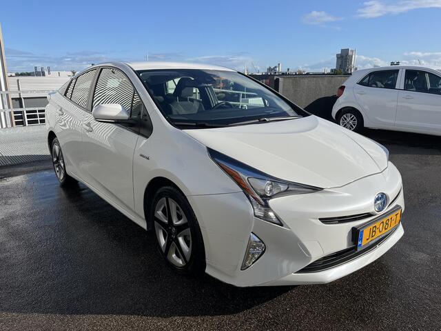 Toyota PRIUS 1.8 Dynamic Navigatie, Dodehoekdetectie, Stoelverwarming, Privacy glass, Head-up display, Smart key, Adaptieve cruise control