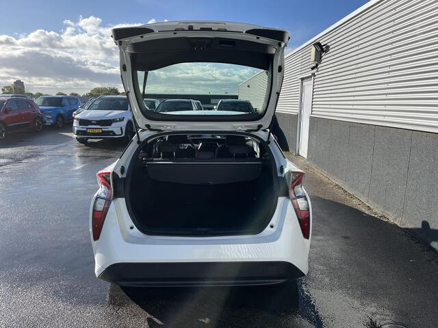 Toyota PRIUS 1.8 Dynamic Navigatie, Dodehoekdetectie, Stoelverwarming, Privacy glass, Head-up display, Smart key, Adaptieve cruise control
