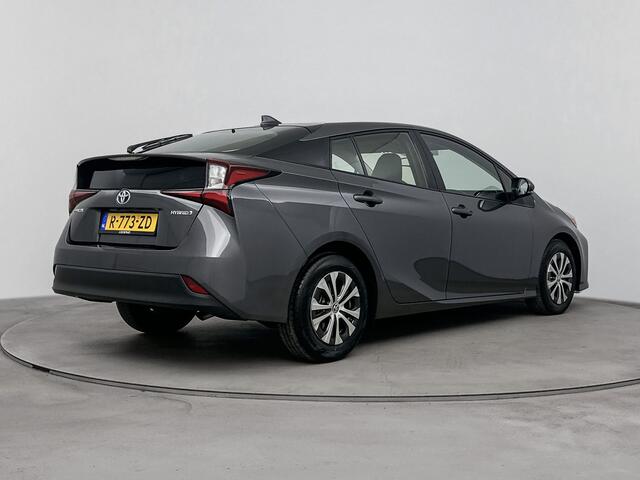 Toyota PRIUS 1.8 Dynamic | Stoelverwarming | Navigatie | Camera | LM velgen | Cruise Control Adaptief | Head up Display |