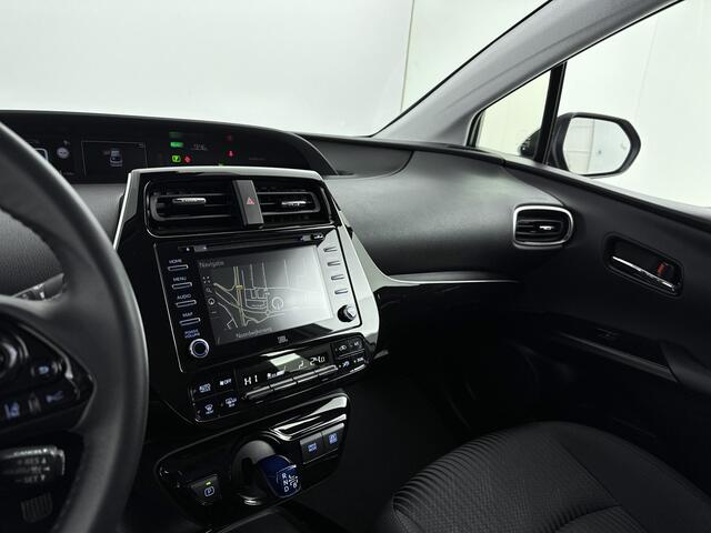 Toyota PRIUS 1.8 Dynamic | Stoelverwarming | Navigatie | Camera | LM velgen | Cruise Control Adaptief | Head up Display |