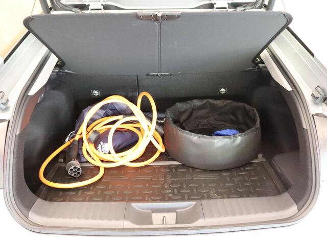 Toyota PRIUS 2.0 Plug-in Executive - DEMO MODEL - NAVIGATIE - ACHTERUITRIJCAMERA - ELEKTRISCHE ACHTERKLEP - STOEL EN STUUR VERWARMING - DODEHOEK DETECTIE - PARKEERSENOSREN VOOR EN ACHTER - CAMERABEELD IN BINNENSPIEGEL