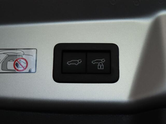 Toyota PRIUS 2.0 Plug-in Executive - DEMO MODEL - NAVIGATIE - ACHTERUITRIJCAMERA - ELEKTRISCHE ACHTERKLEP - STOEL EN STUUR VERWARMING - DODEHOEK DETECTIE - PARKEERSENOSREN VOOR EN ACHTER - CAMERABEELD IN BINNENSPIEGEL