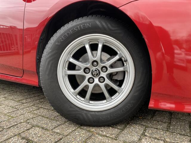 Toyota PRIUS 1.8 Dynamic / Automaat / 69.000 Km / JBL-Audio / Keyless / Head-Up Display / LED / DAB / Radio-Bluetooth / Navi / Camera / Stoelverwarming / Adaptieve Cruise-Control / Lane-Assist / ELKTR-Pakket / PDC Achter / LMV 15'' / All-Season / ENZ.