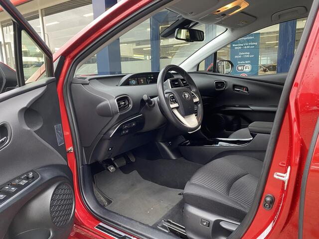 Toyota PRIUS 1.8 Dynamic / Automaat / 69.000 Km / JBL-Audio / Keyless / Head-Up Display / LED / DAB / Radio-Bluetooth / Navi / Camera / Stoelverwarming / Adaptieve Cruise-Control / Lane-Assist / ELKTR-Pakket / PDC Achter / LMV 15'' / All-Season / ENZ.