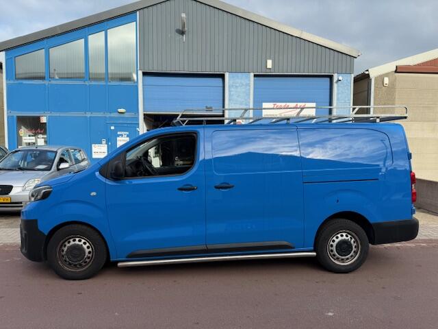 Toyota PROACE Worker 2.0 D-4D Cool Comfort Long 64.386km NAP 2017 EURO 6 diesel met perfect onderhoud! Boekjes zijn aanwezig.