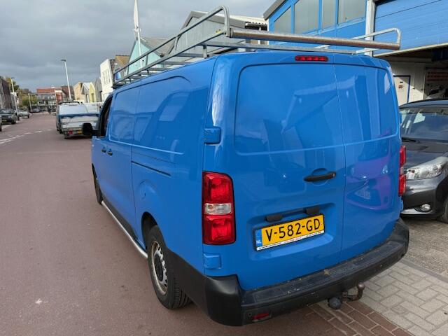 Toyota PROACE Worker 2.0 D-4D Cool Comfort Long 64.386km NAP 2017 EURO 6 diesel met perfect onderhoud! Boekjes zijn aanwezig.