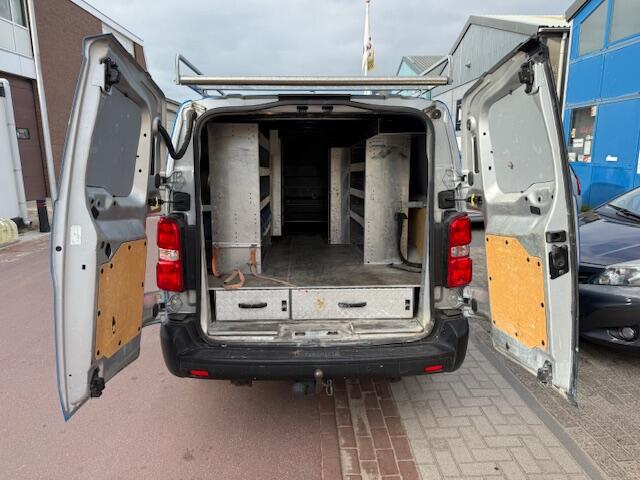 Toyota PROACE Worker 2.0 D-4D Cool Comfort Long 64.386km NAP 2017 EURO 6 diesel met perfect onderhoud! Boekjes zijn aanwezig.