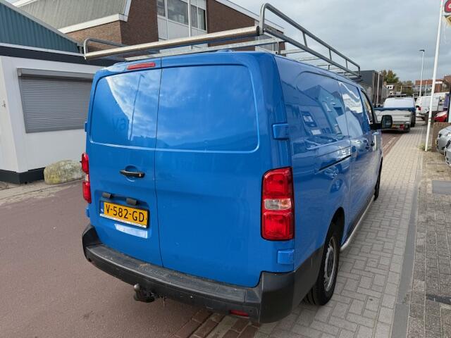 Toyota PROACE Worker 2.0 D-4D Cool Comfort Long 64.386km NAP 2017 EURO 6 diesel met perfect onderhoud! Boekjes zijn aanwezig.