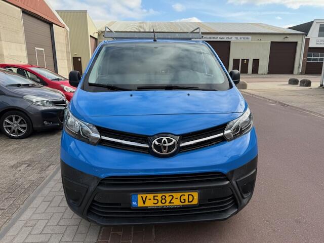 Toyota PROACE Worker 2.0 D-4D Cool Comfort Long 64.386km NAP 2017 EURO 6 diesel met perfect onderhoud! Boekjes zijn aanwezig.