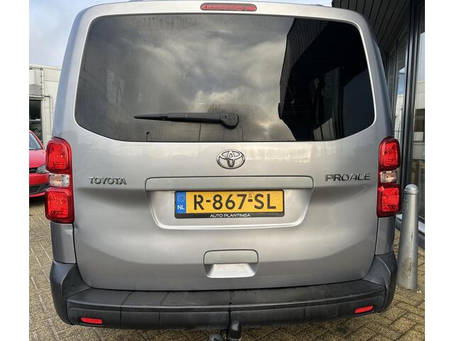 Toyota PROACE Shuttle 1.5 D-4D Cool Long | Nette staat! | 24.795 INCLUSIEF BTW INCLUSIEF BPM | 9 Persoons | Trekhaak | Carplay | Navigatie | Airco | Cruise Control | 2 Sleutels | Onderhoudshistorie |