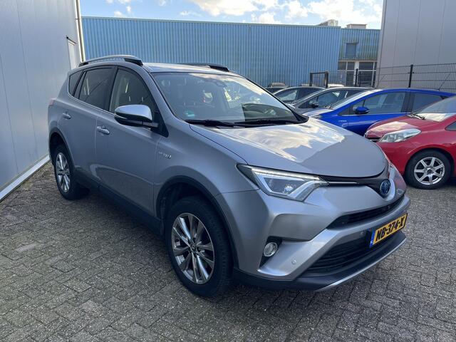 Toyota RAV4 2.5 Hybrid AWD Executive | Nieuw Geleverd | Trekhaak | Memory Seat | Leder | Stoelverwarming | LED | 360 Camera | PDC | 1.650 KG Trekgewicht |