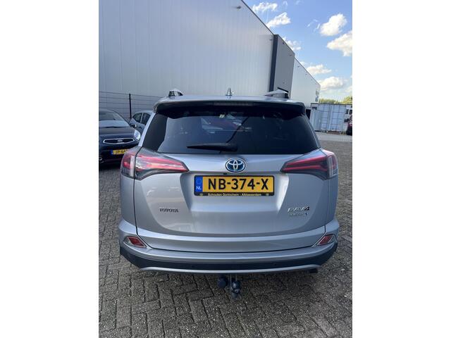 Toyota RAV4 2.5 Hybrid AWD Executive | Nieuw Geleverd | Trekhaak | Memory Seat | Leder | Stoelverwarming | LED | 360 Camera | PDC | 1.650 KG Trekgewicht |