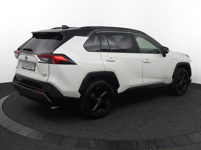 Toyota RAV4 2.5 Hybrid AWD Bi Tone | 1650 kg trekgewicht | Parkeercamera | Lederen bekleding |