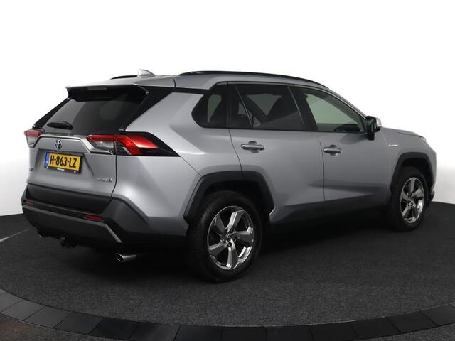 Toyota RAV4 2.5 Hybrid First Edition | Navigatie | Parkeer sensoren | Stoelverwarming | Stuurwielverwarming | Trekhaak |