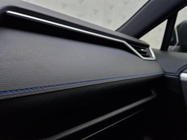 Toyota RAV4 2.5 Hybrid AWD Bi-Tone | Stuur- en Stoelverwarming | Camera | Apple Carplay / Android Auto | Clima | Trekhaak | LED |
