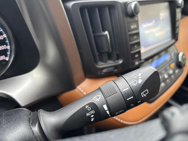 Toyota RAV4 2.5 Hybrid AWD Energy Plus met speciaal Leder interieur! NL Auto, all season banden , 1650 kg trekgewicht