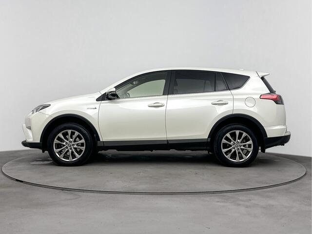 Toyota RAV4 2.5 Hybrid AWD Executive Business Limited | Parkeersensoren | Trekhaak | Navigatie | Camera | Cruise Control Adaptief | Stoelverwarming |