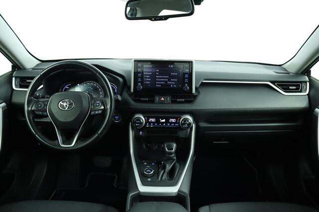 Toyota RAV4 2.5 Hybrid AWD Active | 1650 kg Trekgewicht | Adaptive Cruise Control | Achteruitrijcamera | Trekhaak | Climate Control | Parkeersensoren achter | Navigatie | Apple Carplay | Android Auto |