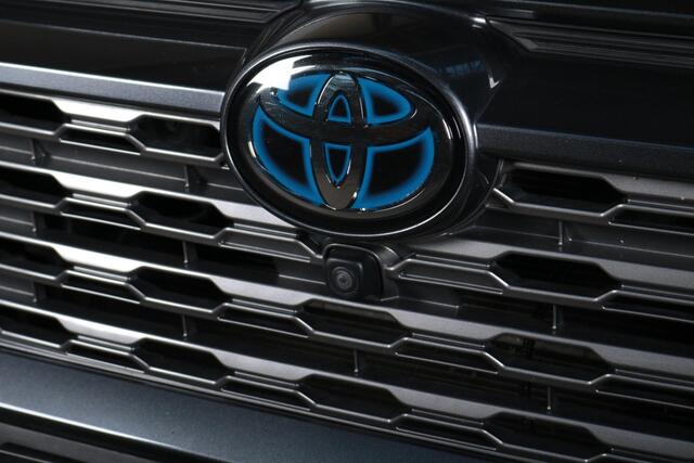 Toyota RAV4 2.5 Hybrid First Edition, Trekhaak, 360 Camera , Treeplanken, Navigatie, BEARLOCK ACTIE