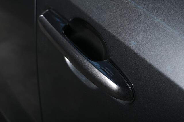 Toyota RAV4 2.5 Hybrid First Edition, Trekhaak, 360 Camera , Treeplanken, Navigatie, BEARLOCK ACTIE