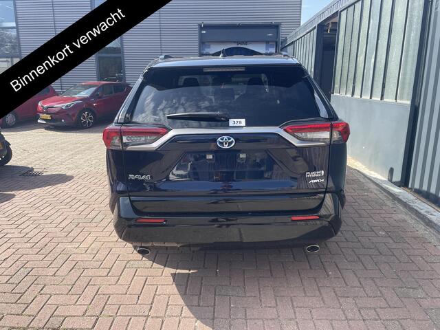 Toyota RAV4 2.5 Plug-in Hybrid AWD Dynamic | Stoelverwarming | Parkeersensoren voor en achter | Achterbank verwarming |