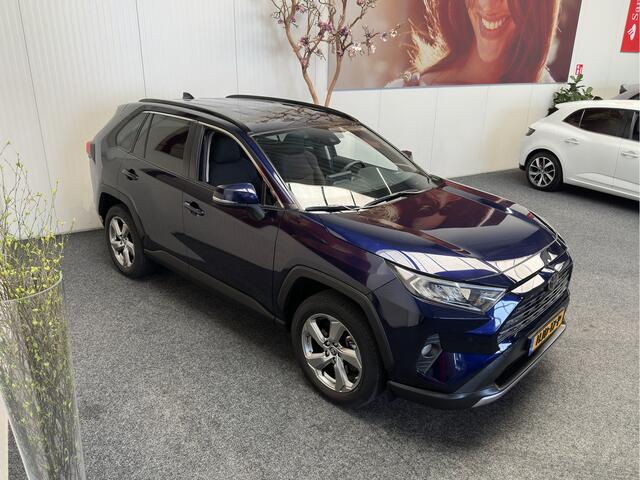 Toyota RAV4 2.0 VVT-iE Dynamic NAVIGATIE CRUISE CONTROL CLIMATE CONTROL BLUETOOTH TELEFOON APPLE CARPLAY/ANDROID RIJSTROOKSENSOREN DODEHOEKSENSOREN ACHTERUITRIJCAMERA ZEER MOOI !! 3010