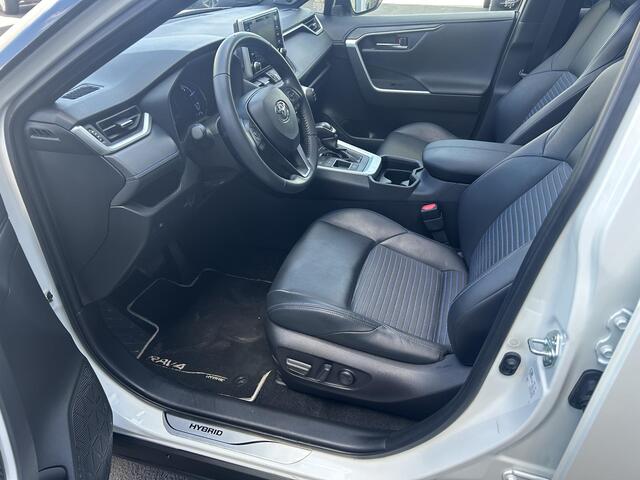 Toyota RAV4 2.5 Hybrid Bi-Tone | Panoramisch dak | JBL Premium audio | Achteruitrij camera | Stoelverwarming | Keyless entry- & start |